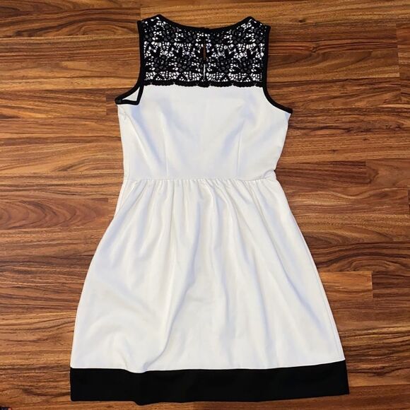 Elle Black & White Dress With Lace Details - Picture 6 of 8
